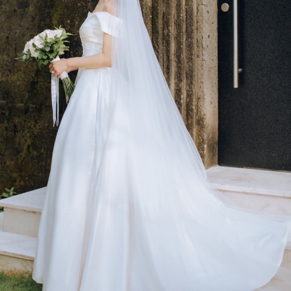 Elegant White Off-Shoulder Wedding Dress - Picture 5 of 5
